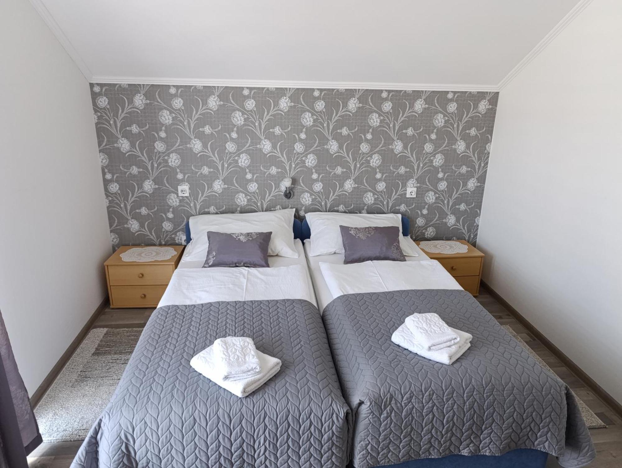 Guest House Toic Korenica Luaran gambar